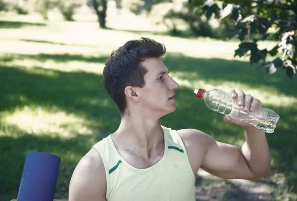 Sportsman Boire Eau Par Une Journée Ensoleillée Sur Paysage Naturel — Photo