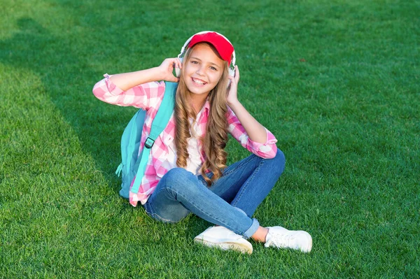Счастливая Девочка Подросток Слушает Музыку Сидя Зеленой Траве Улице Школа — стоковое фото