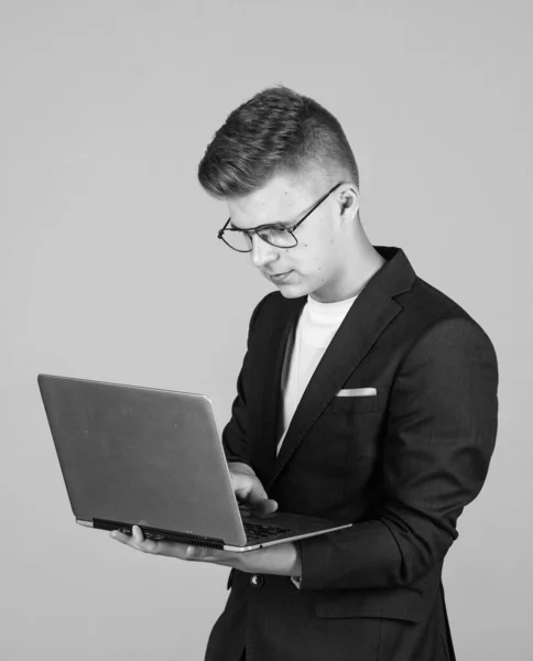 Självsäker Pojke Glasögon Handla Nätet Tonårspojken Jobbar Laptop Internetutbildning Lycklig — Stockfoto