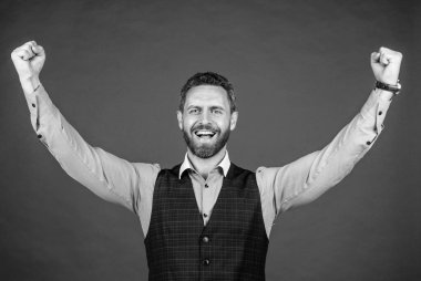 Başarını kutlayan takım elbiseli olgun adam, evet..