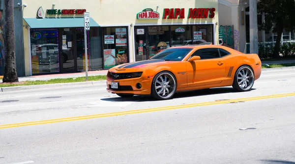 Miami Beach Florida Usa April 2021 Orange Chevrolet Camaro 2019 —  Fotos de Stock