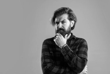 Adam kendini şık yüz kılları ve berber konseptiyle ifade ediyor..