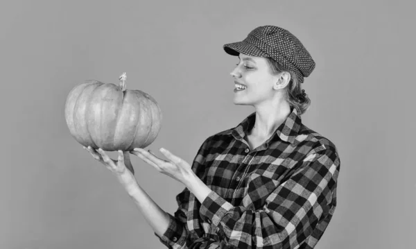 Coltivazione Cibo Sano Donna Retrò Tenere Zucca Ragazza Con Zucca — Foto Stock