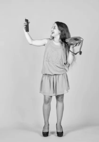 Симпатичная Девочка Подросток Ретро Современным Телефоном Технологиями — стоковое фото
