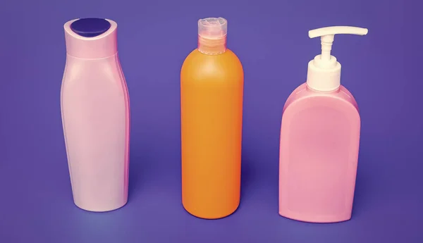 很容易重新填充和分配 梳妆台的瓶子排成一排 可回收瓶子蓝色背景 化妆品包装 液体容器 洗浴用品 复制空间 — 图库照片