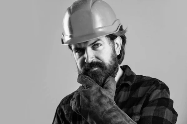 留着胡子的男性嬉皮士 身穿格子衬衫 头戴工人头盔 机修工 — 图库照片