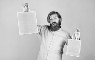 İki tane alıyorum. Bayram kutlaması. Ona sürpriz yapacağım. Alışveriş ve satış. Olgun, vahşi hippi. Alışveriş merkezinden al. Mutlu sakallı adam elinde hediye paketi tutuyor. Mutlu yıllar ya da yıldönümü.