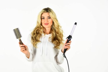 Sakin ol ve saçını yaptır. Dalgalar ve kıvırcık saç stili. Sarı permalı saçlar. Uzun kıvırcık saçlı güzel sarışın manken kız. Güzellik portresi. Lüks saçlı kız..