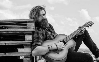 Müzik için mükemmel bir yer. Modern görünümlü sakallı, akustik gitarlı hippi. Bıyıklı vahşi yakışıklı adam gitar çalıyor. Olgun müzisyen ve şarkıcı. Sıradan stil gitarist..