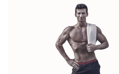 Güçlü kollar, pazı ve dayanıklılık atlet. Beyaz arka plan üzerinde havlu ile gülümseyen sporcu. Fitness ve spor. Çıplak gövde altı paketi ve AB hijyen ve sağlık kavramı, kopya alanı ile olan adam