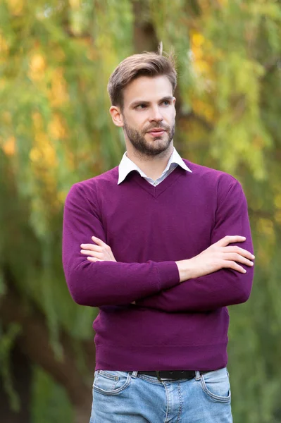 Confident Young Handsome Man Casual Style Crossed Hands Outdoor — Zdjęcie stockowe