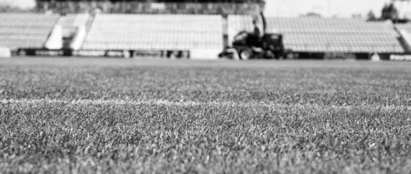 Açık stadyumdaki yeşil çimenler, seçici odak noktası. Spor ve oyunlar. Sağlıklı bir yaşam tarzı. Futbol sahasında. İşaretli gridiron. Stadyum futbol sahası.