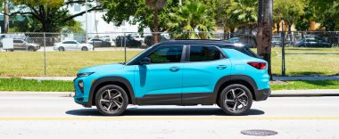 Miami Beach, Florida ABD - 15 Nisan 2021: Blue Chevrolet Trailblazer RS SUV Crossover, yan görüş.