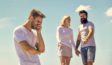 Ona bir bak. İlişki sorunları. yeminli arkadaşlar. Kişiler arası ilişki. Yanlış anlaşılma. Aşk üçgeni. Sosyal. İhanet ve boşanma. Birbirine aşık çiftler. Üçüncü adam. Aile psikolojisi.