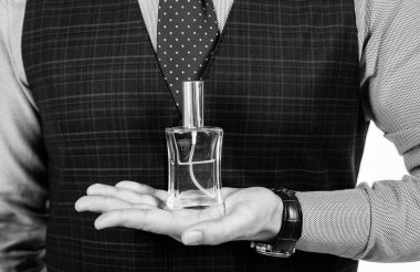 Erkekler için kolonya. Parfüm dükkanı asistanı ürün sunuyor. Erkek parfümü ve parfüm. Reklam ve duyuru. Parfüm şişesi. Erkek güzellik ve moda. Erkeksi parfüm..