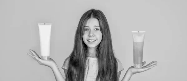 Glücklich Teenager Mädchen Präsentiert Kosmetische Produkt Haarewaschen Salon Tägliche Gewohnheiten — Stockfoto
