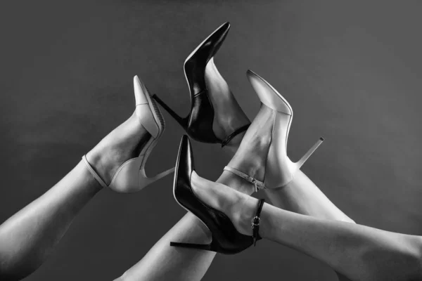 Pieds Féminins Dans Des Chaussures Talons Hauts Confortables Beauté — Photo