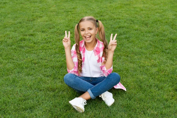 Happy Teen Child Sit Green Grass Outdoor Peace — ストック写真