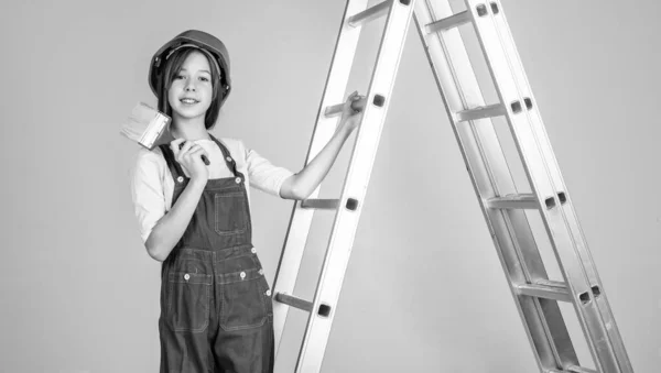 Meisje Kind Hard Hoed Bouwplaats Gebruik Ladder Schilderen Borstel Bouwer — Stockfoto