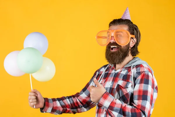 Volwassen Knappe Man Geruite Shirt Met Feest Ballonnen Verjaardag — Stockfoto