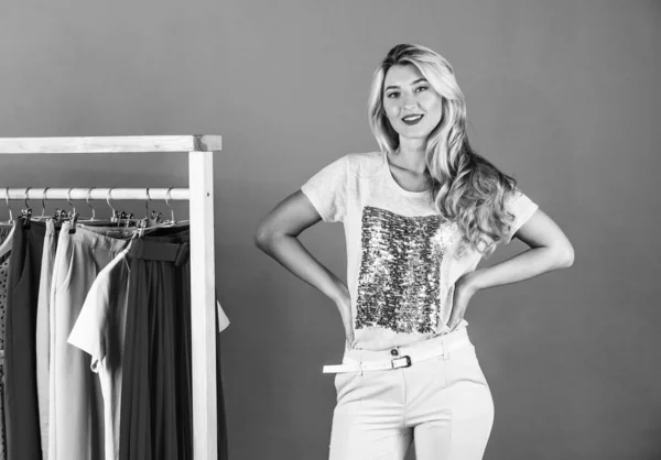 Casual Vrouw Kiezen Kleding Mode Boetiek Garderobe — Stockfoto