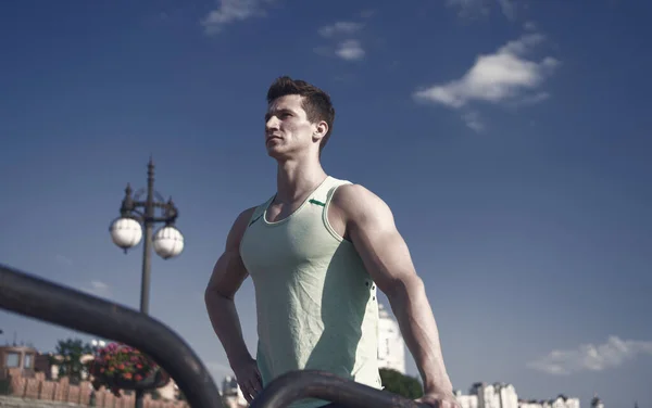Mann Bodybuilder Posiert Auf Blauem Himmel Sportler Grünen Shirt Einem — Stockfoto