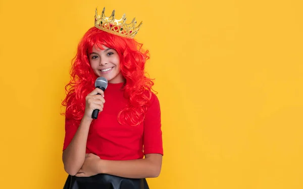 Glad Child Crown Microphone Yellow Background — Foto de Stock
