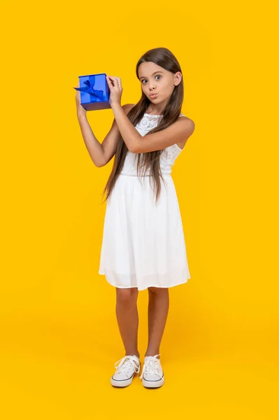 Teen Girl Hold Present Box Yellow Background — Stockfoto