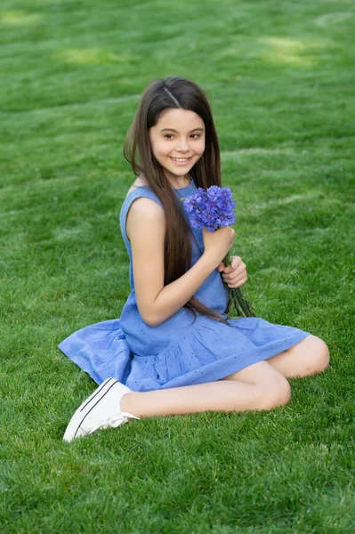 Teen Girl Smile Flowers Pretty Girl Spring Bouquet Cute Girl — Stok fotoğraf