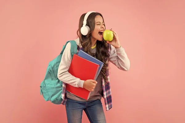 Niño Feliz Escuchando Música Auriculares Con Bolsa Escuela Manzana Mordida — Foto de Stock