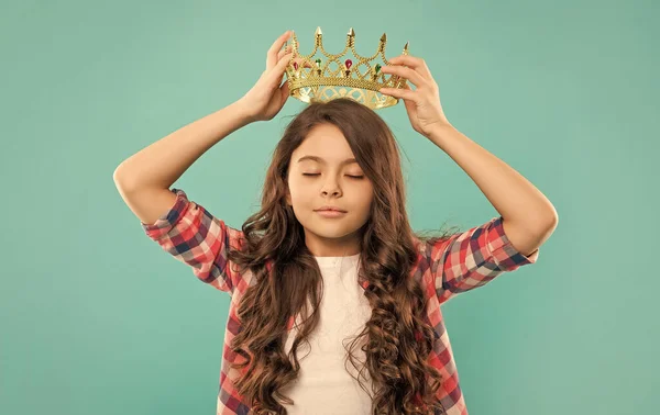 Sonhador Adolescente Menina Com Cabelo Encaracolado Desgaste Coroa Fundo Azul — Fotografia de Stock