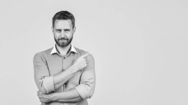 Olgun sakallı iş adamı fotokopi alanını işaret ediyor. Tüylü kendine güvenen bir adam. İş modası tarzı. Başarılı erkek CEO. Patron ve çalışan. Güven ve başarı. ofis çalışanı.
