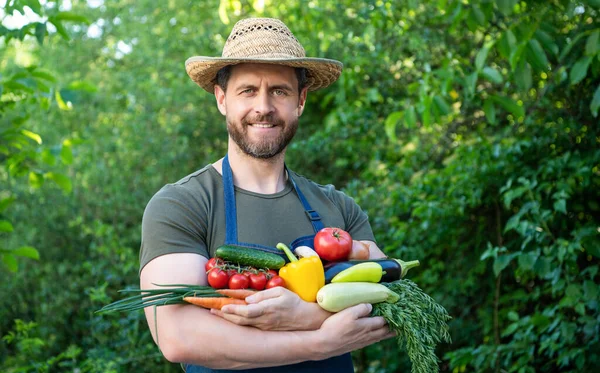 Greengrocer Straw Hat Hold Fresh Ripe Vegetables — Zdjęcie stockowe