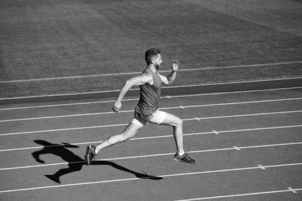 Deportista Hombre Ropa Deportiva Correr Rápido Corriendo Pista Atletismo Energía — Foto de Stock