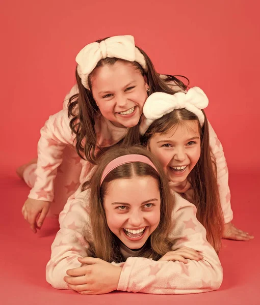 Счастливого Детского Смеха Счастливые Девушки Смеются Лежа Близко Друг Другу — стоковое фото