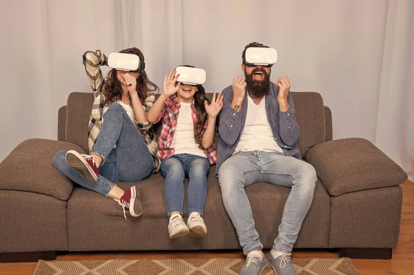Feliz Familia Usar Gafas Sentado Sofá Casa Tecnología Del Futuro — Foto de Stock