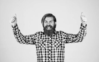 Mutlu, sakallı, sakalsız, şık saçlı, sıradan kıyafetler giyen, kuaför..