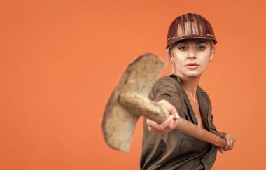 Çalışan kadın. Kadın müteahhit kürek tutuyor. Bina ve inşaat. Bayan mimar. Mühendis. kopyalama alanı. Ustabaşı kız güvenlik kaskı takıyor. İşçi bayramı. Klimalı ve kasklı kadın..