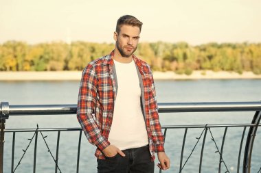Genç modaya uygun erkek manken dışarıda günlük gömlekli, yaşam tarzı....