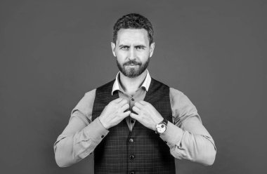 Takım elbiseli, takım elbiseli, iş elbiseli, olgun bir adam..