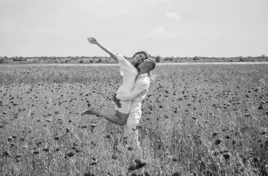 Romantik ilişki. Birbirine aşık güzel bir çift. Haşhaş tarlasında bir adam ve kadın. Yaz tatili. Kırmızı çiçeklerin arasında mutlu bir aile. Bahar doğası güzeli. Aşk ve romantizm. Biz güçlüyüz..