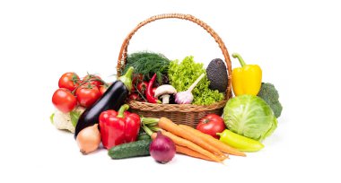 Beyaza izole edilmiş taze ve olgun sebzeler. vitamin.