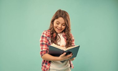 Mutlu çocuk mavi arka plan ve çocukluk notları alıyor..