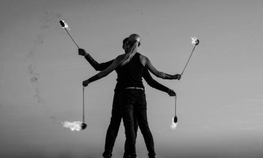 Birbirine aşık çiftler dans ederken yanan mavi gökyüzü, ateş gösterisi.