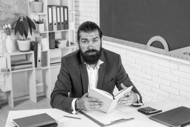 Öğrenim şehri. Sınava hazırlan. Edebiyat dersi hocası. Okula dönüyorum. Resmi olmayan eğitim. Üzgün olgun öğretmen kitap okuyor. Vahşi sakallı adam kitapla sınıfta çalışıyor..