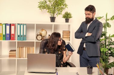 İş emri. Patron sekreterliğe atandı. Ofis işleri. İş adamları. Profesyonel çift. Erkek ve kadın iş yerinde..