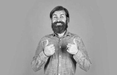 Sakallı, olgun bir hippi. Bıyıklı, vahşi, beyaz bir hippi. Erkek berber bakımı. Gömlekli, kendinden emin bir iş adamı. Sakallı adam. Berber salonu konsepti. Erkeklerin güzelliği.