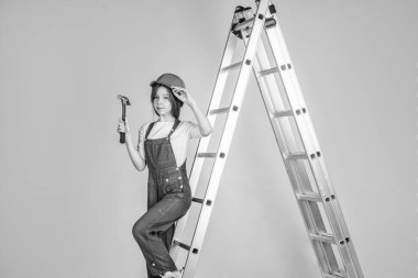 Burası benim yerim. İşçi mühendisi. Atölyede mimar. Yenileme ve onarım. Miğferli genç bir kız ve basamaklı bir tulum. Merdivendeki çocuk sıkı bir şapka takıyor. İnşaat alanında çocuk inşaatçısı.