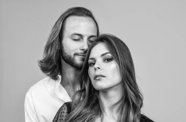 Mutlu kadın ve erkek kucaklaşır ve sarılırlar, gerçek duygular..