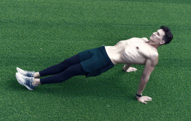 Ters kalas belini güçlendirir, adam dışarıda egzersiz yapar..